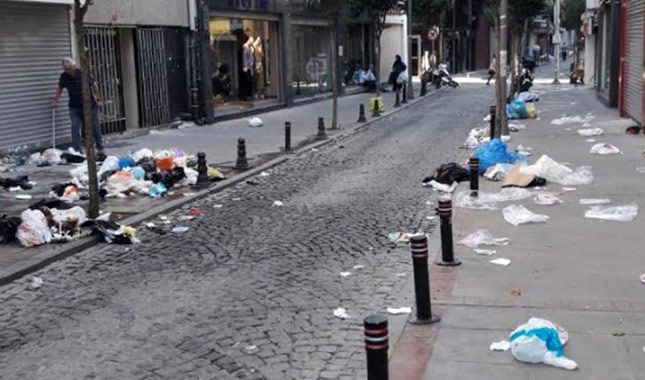 Şişli'de temizlikçiler işi bıraktı, çöpler ortada kaldı