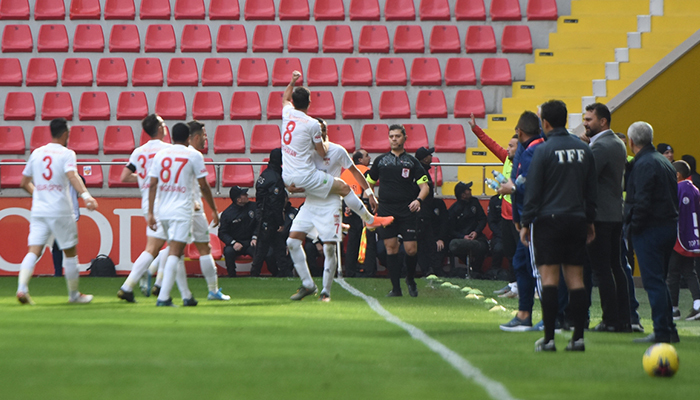 Sivasspor Kayseri'de zirveyi bırakmadı