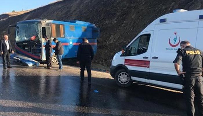 Sivas'ta mahkumları taşıyan araç devrildi