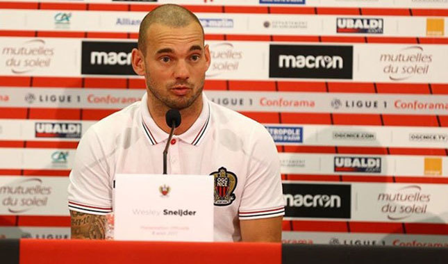 Sneijder, imzayı attı Galatasaray'ı unutmadı