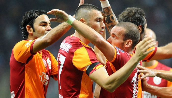 Sneijder jübilesine Selçuk ve Burak'ı davet etti