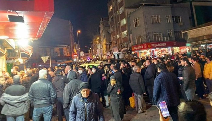 Sokağa çıkma yasağına saatler kala marketlere akın edildi