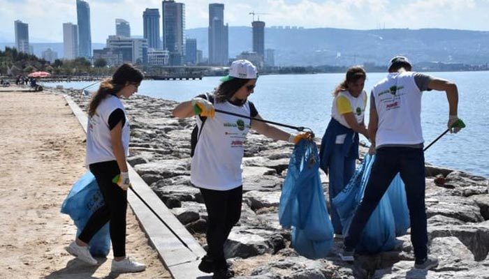Sosyal medyada örgütlenen çevreciler sahili temizledi