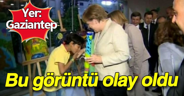 Suriyeli mülteci Merkel'in elini öptü