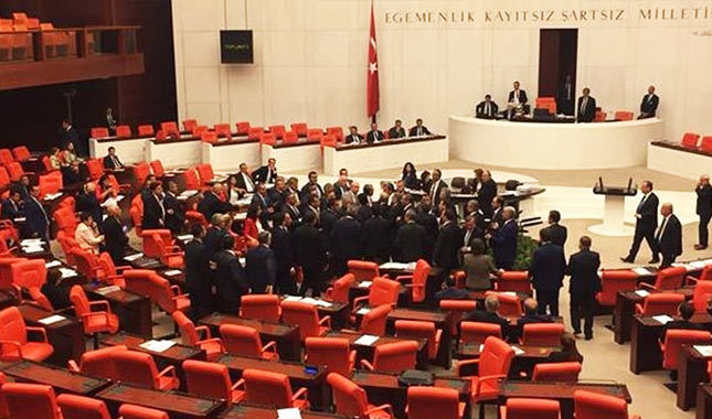 TBMM'de gerginlik! Vekiller birbirinin üzerine yürüdü