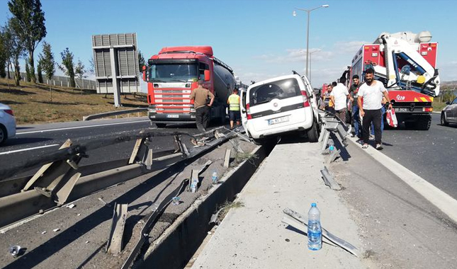 TEM'de feci kaza! 4 kişi yaralandı trafik kilitlendi