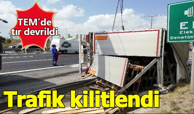 TEM'de tır devrildi! Trafik kilitlendi