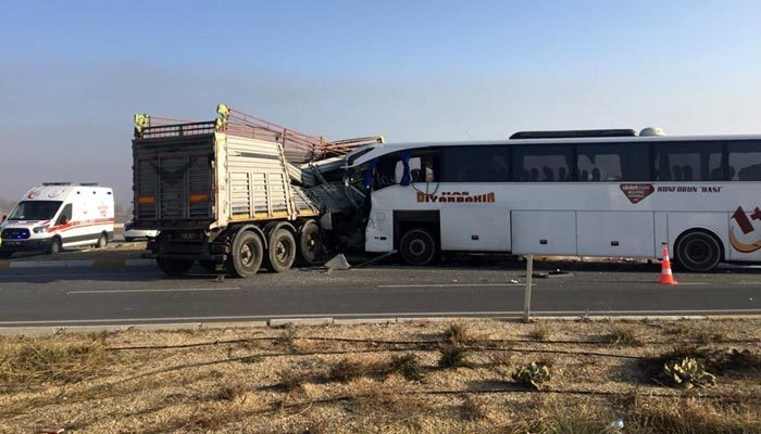 TIR ile otobüs çarpıştı! Ölü ve yaralılar var