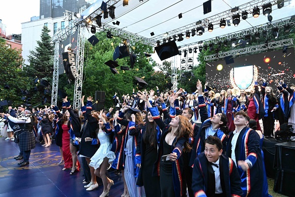 Tarabya İngiliz Okulları'nın Mezuniyet Galası Diplomasi, Eğitim, Sanat Dünyası Buluşturdu