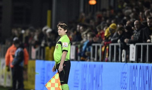 Taraftar tribünden inerek maçı yönetti