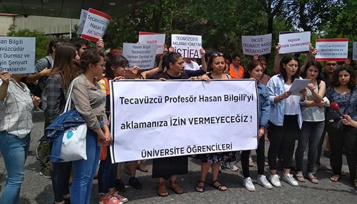 Tecavüzle suçlanan profesör için emeklilik protestosu