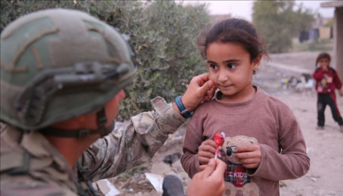 Tel Abyad'da Mehmetçik çocukların yüzünü güldürdü