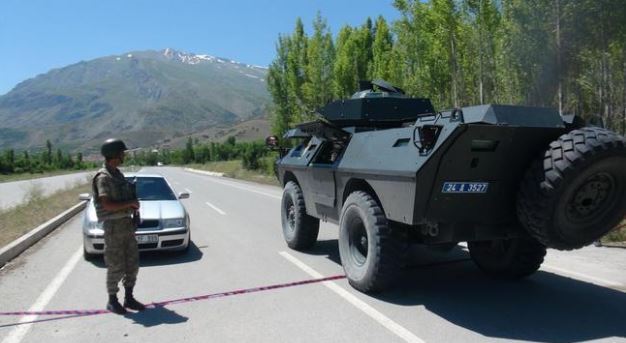 Teröristler, Erzincan'da askeri konvoya saldırdı