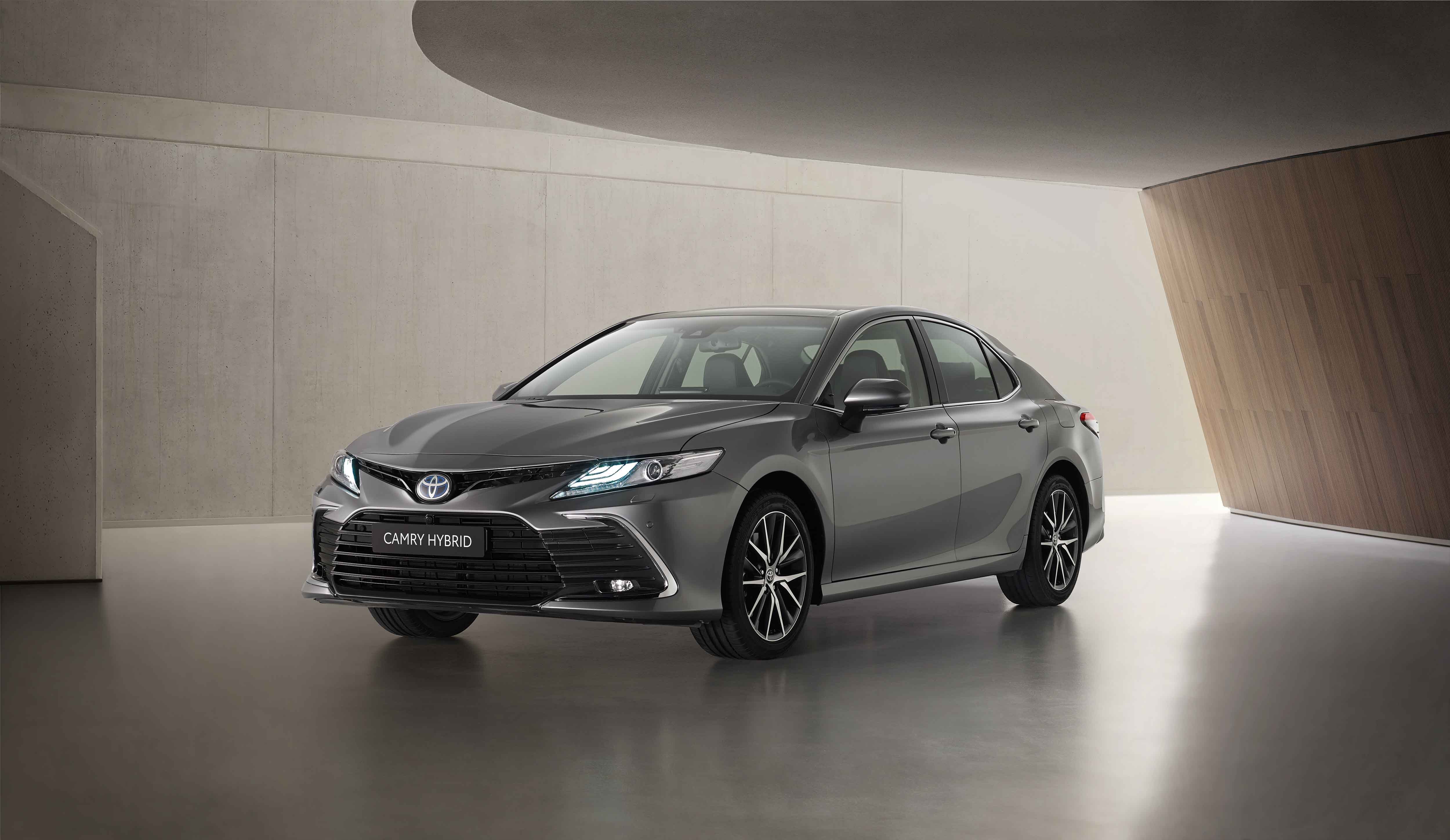 Toyota Camry Yenilendi