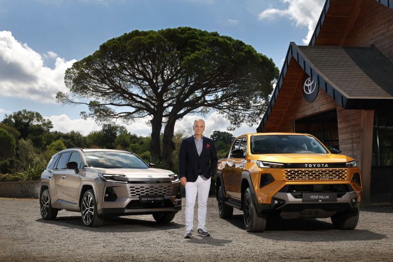 Toyota'nın İki modeli Yenilendi: Yeni Hilux Satışa Sunuldu, Yeni RAV4 Hybrid Tanıtıldı