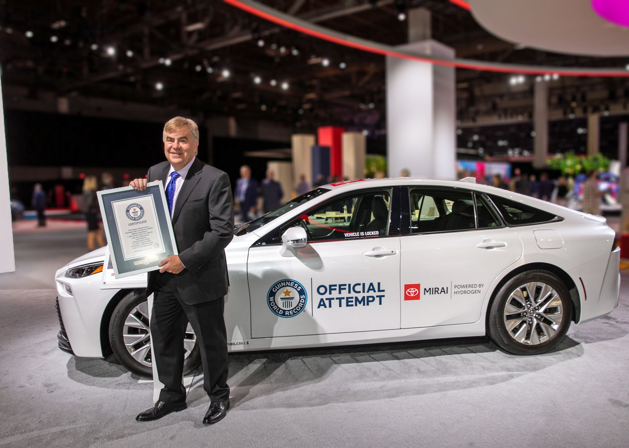 Toyota'nın hidrojen yakıt hücreli aracı Mirai bir ilke imza attı