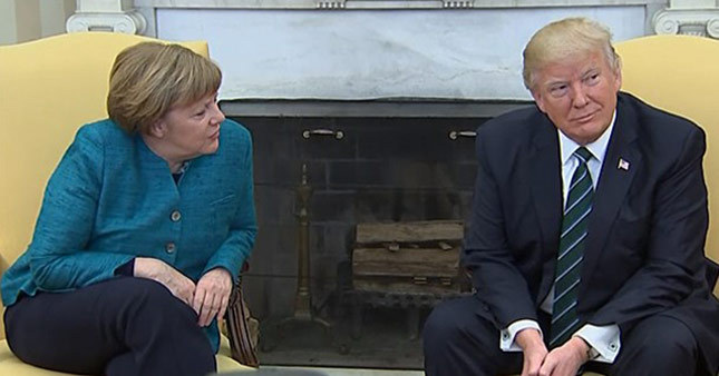 Trump, Merkel’in elini niçin sıkmadığını anlattı Trump, Merkel’in elini niçin sıkmadığını anlattı