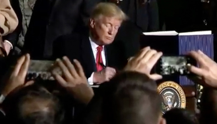 Trump, Türkiye'ye yaptırım öngören bütçe tasarısına imza!