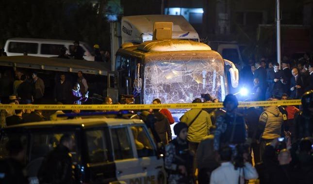 Turist otobüsüne bombalı saldırı: 2 ölü, 10 yaralı