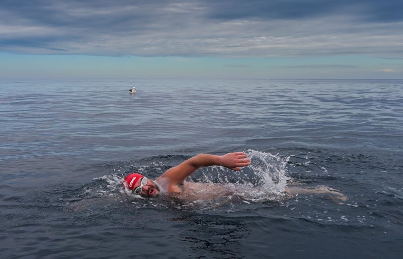 Türk Sporcu Murat Öz, Yeni Zelanda'da bulunan Cook Strait kanalını yüzerek geçti