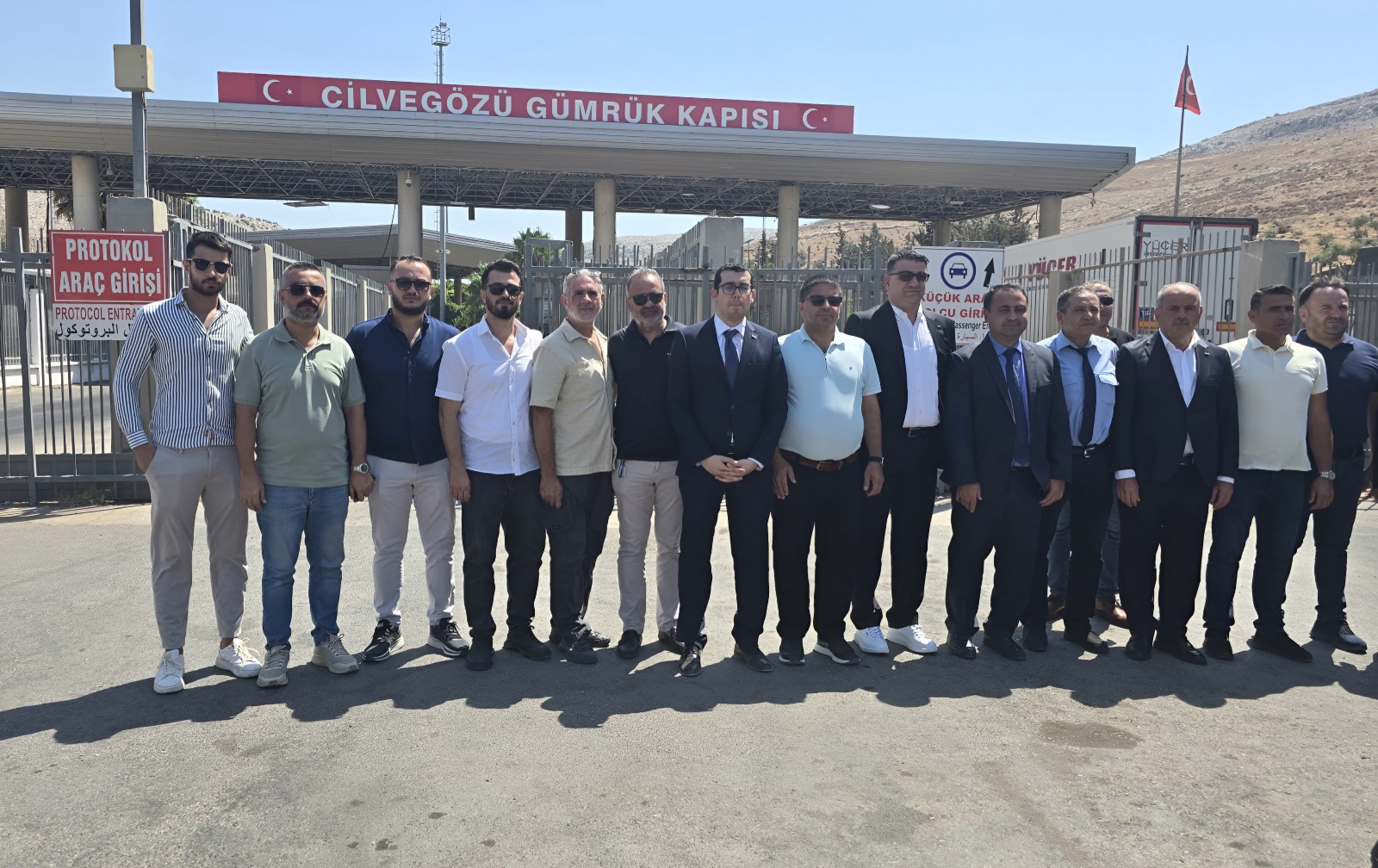 Türk TIR'ları 14 Yıl Aradan Sonra Suriye'ye Direkt Taşımalara Başladı!