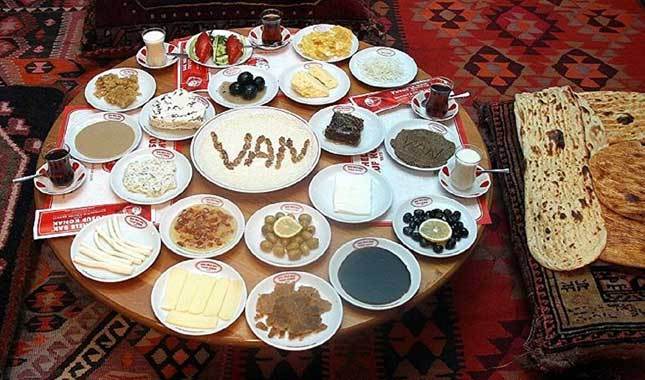 Türk halkının yüzde 42'si yer sofrasında yemek yiyor