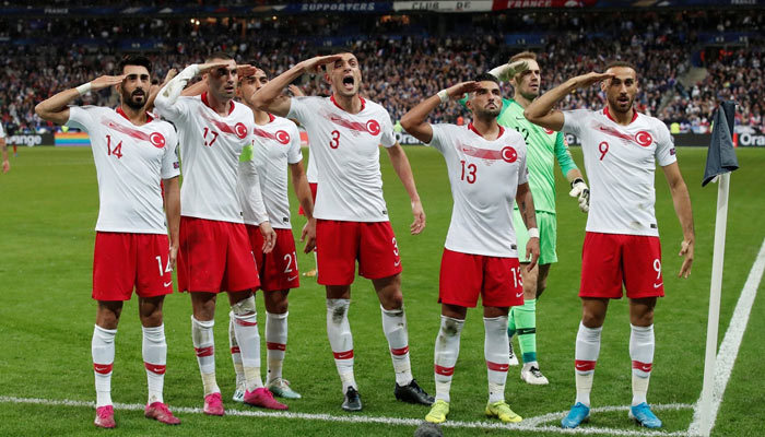 UEFA'dan millilerin asker selamına soruşturma