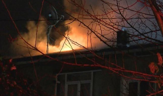 Ümraniye'de 2 katlı binada yangın çıktı