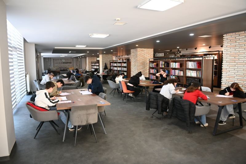 Üniversiteye Hazırlanan Gençler Deneme Sınavında Buluştu