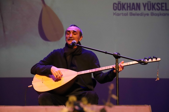 Ünlü Sanatçı Cengiz Özkan, Aşık Veysel'in eserlerini Kartal'da seslendirdi