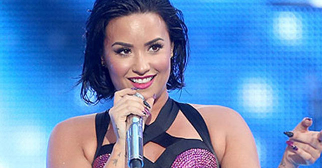 Ünlü şarkıcı Demi Lovato'nun çıplak fotoğrafları internete düştü