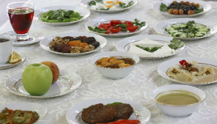 Uzmanlardan 'iftarı ikiye bölerek tüketin' uyarısı