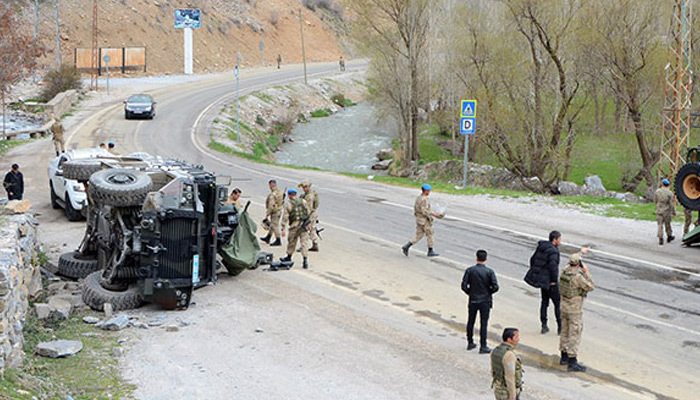 Van Çatak'ta askeri araç devrildi: 6 asker yaralandı