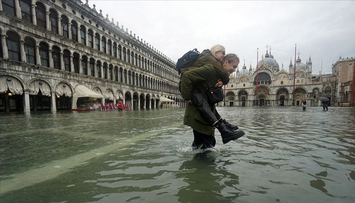 Venedik'i sel vurdu! Şehir sular altında