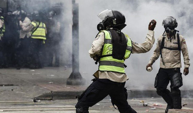 Venezuela'da Maduro karşıtları sokağa döküldü:268 gözaltı