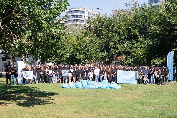 Waternet, Caddebostan'da 44 kg atık ve 4.450 sigara izmariti topladı