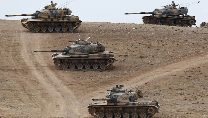 YPG köyünde halk evlere Türk bayrağı astı