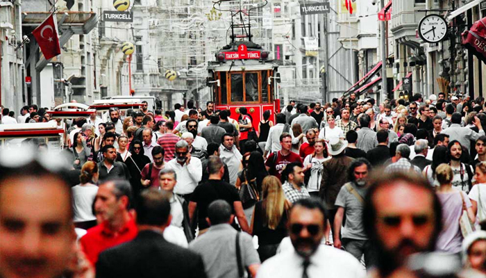Yabancı turistler İstanbul'a akın etti