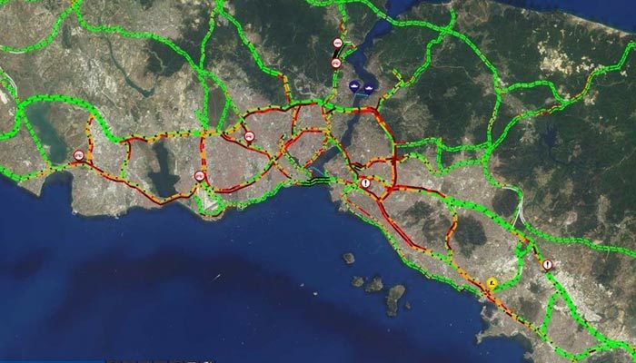 Yağış ve kazalar İstanbul trafiğini kilitledi
