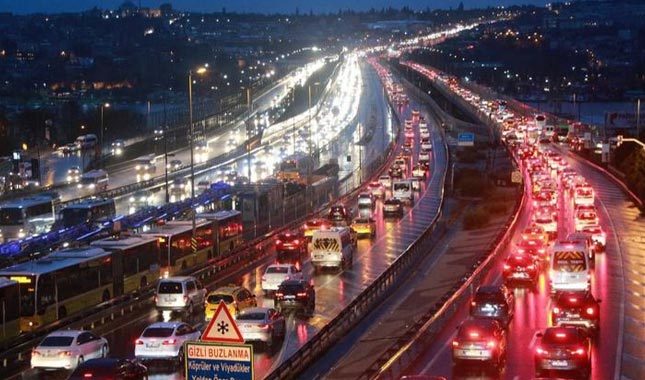 Yağmur ve fırtına, İstanbul trafiğini kilitledi