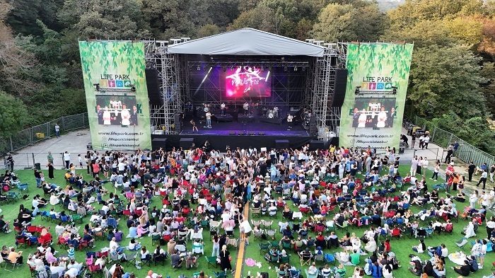 Yağmura Rağmen LifePark'ta Coşku Dinmedi: FoodieFest 4, İstanbul'da Müzik ve Sokak Lezzetl