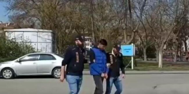 Yaşlı amcaya hadsizlik yapanı polis evinden aldı