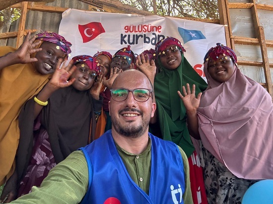 Yetim Vakfı "Gülüşüne Kurban" Diyerek Kıtalar Aşacak