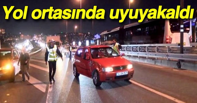 Yol ortasında uyuyakalan sürücü trafiği alt üst etti