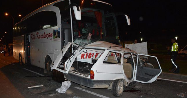 Yolcu otobüsü ile otomobil çarpıştı: 3 ölü