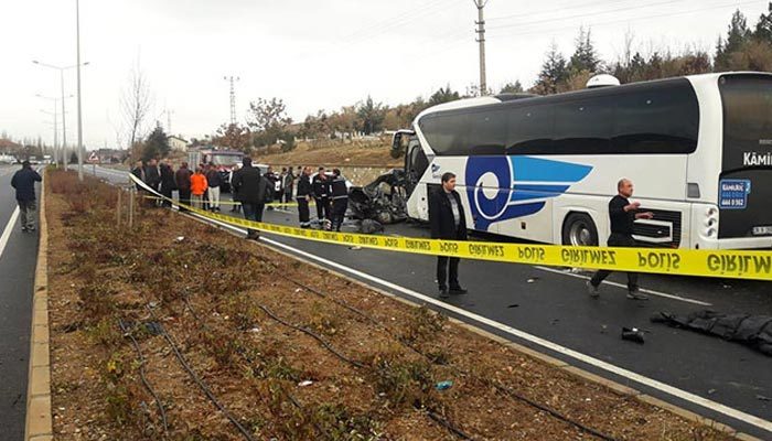 Yolcu otobüsü ile otomobil çarpıştı! Ölü ve yaralılar var