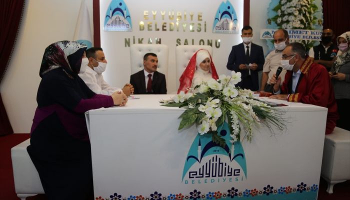 Eyyübiye Belediye Başkanı Mehmet Kuş'un, görme engelli çifte anlamlı jesti