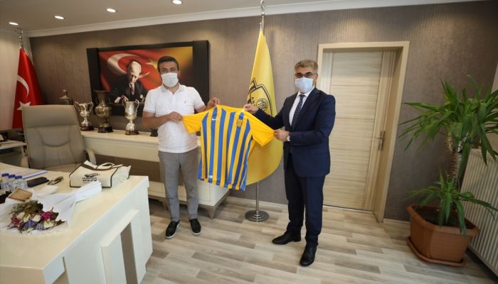 Karabük Valisi Fuat Gürel'den MKE Ankaragücü'ne ziyaret