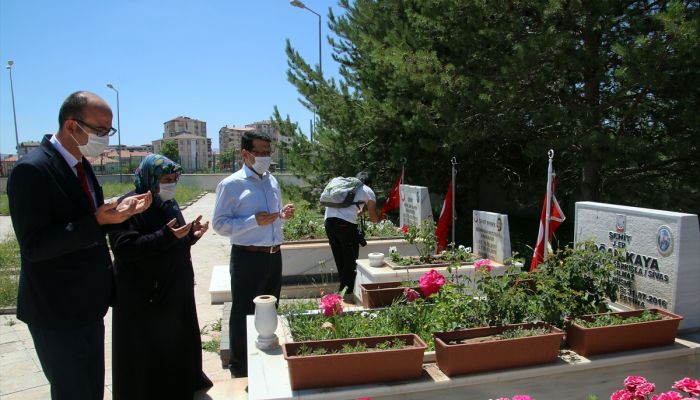 Bedirhan bebeğin anneannesi şehitlikte kızı ve torununun mezarını ziyaret etti 