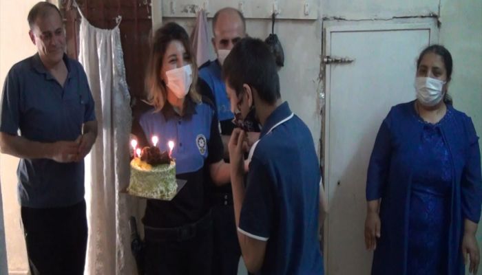 Gaziantep'te epilepsi hastası çocuğa polislerden doğum günü sürprizi
